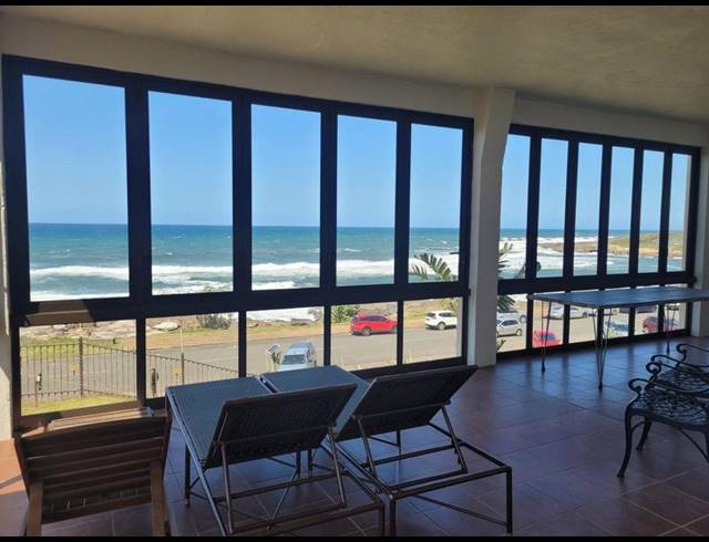 4 BEDROOM APARTMENT FOR SALE IN UVONGO BEACH